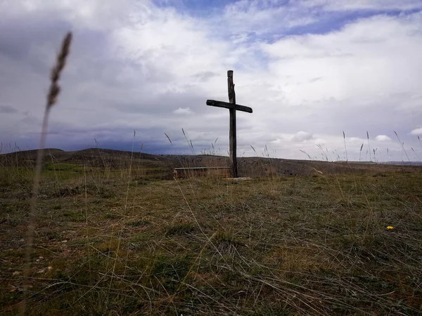Cruz Cristiana Contra Cielo Sobre Las Montañas — Foto de Stock