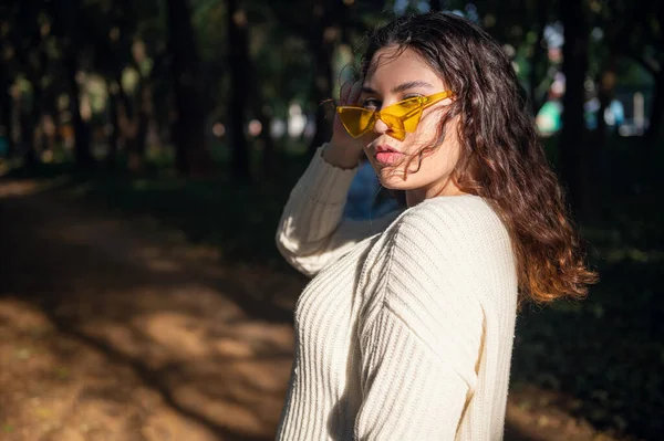 Ein Mexikanisches Cooles Sexy Mädchen Gelber Sonnenbrille Posiert Der Natur — Stockfoto