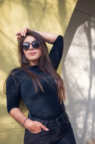 Una Chica Sexy Con Traje Negro Gafas Sol Moda Apoyadas — Foto de Stock