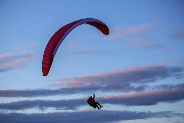 Mavi Bulutlu Gökyüzü Arkaplanı Üzerine Bir Paraglider — Stok fotoğraf