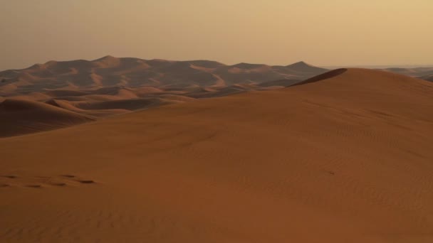 Desierto Con Magníficas Olas Arena Rastros Neumáticos Coche Mañana Caliente — Vídeo de stock