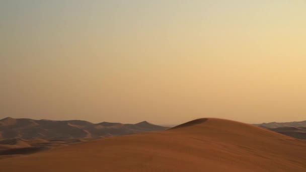사막에 모래가자 뜨거운 아침에는 자동차 타이어의 흔적이 — 비디오