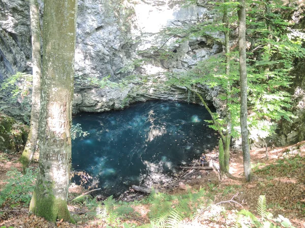 チリの太陽の下で岩の丘に囲まれた悪魔の湖ネレイ国立公園 ルーマニア — ストック写真