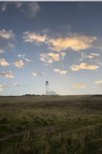 Sebuah Gambar Vertikal Dari Mercusuar Padang Rumput Bawah Langit Mendung — Stok Foto