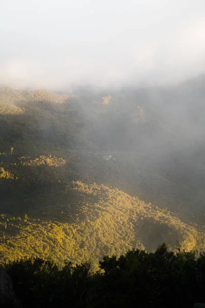 Une Vue Imprenable Sur Les Hautes Montagnes Brumeuses Verdoyantes Sous — Photo