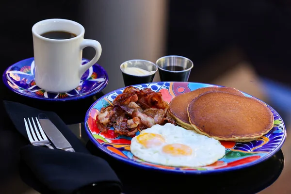 Prato Ovos Fritos Servidos Com Bacon Panquecas Com Uma Xícara — Fotografia de Stock