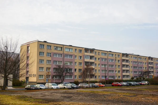 Poznan Polska Grudnia 2015 Długi Blok Mieszkalny Rzędem Zaparkowanych Samochodów — Zdjęcie stockowe