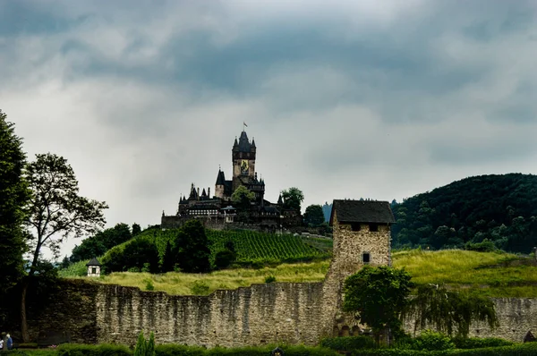 Sebuah Pemandangan Menakjubkan Dari Kastil Bersejarah Reichsburg Cochem Sebuah Bukit — Stok Foto