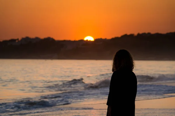 Silhouette Woman Standing Sandy Beach Beautiful Sunset — Stock Photo, Image