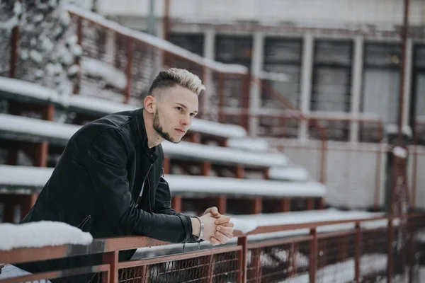 Hezký Sebevědomý Muž Černém Stylu Zimní Ulice Rukama Založenýma Plotě — Stock fotografie