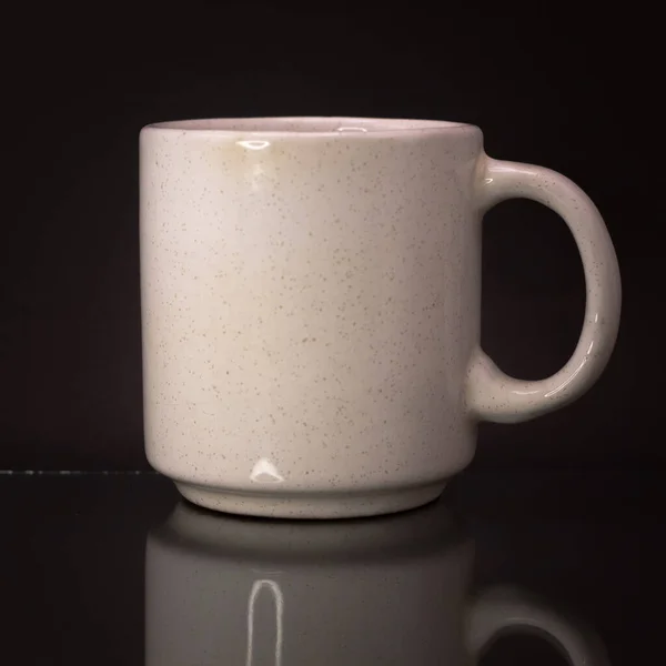 Plan Rapproché Une Tasse Blanche Isolée Sur Fond Noir — Photo