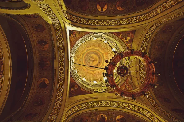 루마니아의 시타델 캐롤리나 샹들리에 금으로 샹들리에 — 스톡 사진