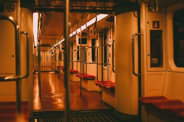 Ein Flacher Fokus Der Leeren Bahn Beleuchtet Mit Schummrigem Licht — Stockfoto