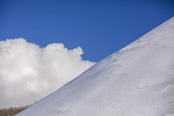 Śnieżne Wzgórze Pod Błękitnym Niebem Białe Chmury — Zdjęcie stockowe