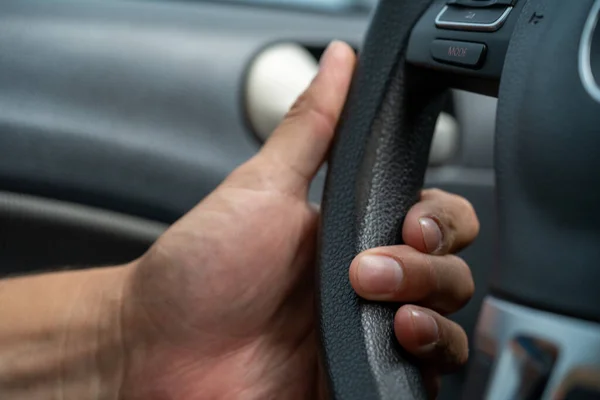 Närbild Hand Som Håller Bilratt — Stockfoto