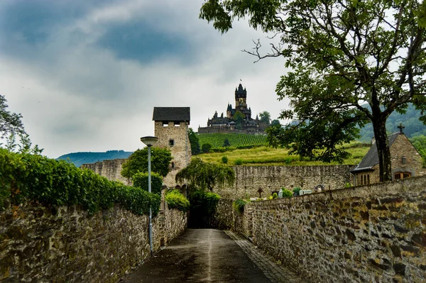 Een Adembenemend Uitzicht Het Historische Kasteel Reichsburg Cochem Een Heuvel — Stockfoto