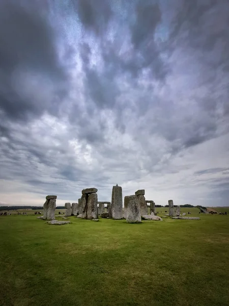 Eine Vertikale Aufnahme Von Stonehenge Unter Bewölktem Himmel Großbritannien — Stockfoto