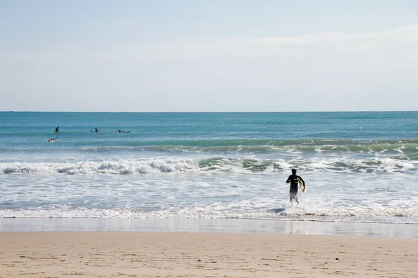 Surfista Que Aprecia Ondas Mediterrâneo Espanhol — Fotografia de Stock