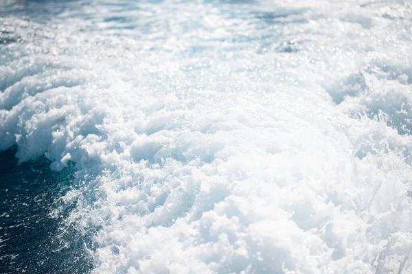 Ένα Κοντινό Πλάνο Των Κυμάτων Στη Γαλάζια Θάλασσα Πίσω Από — Φωτογραφία Αρχείου