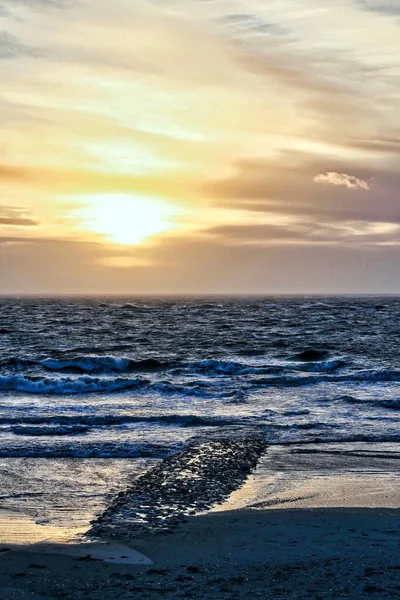 Een Verticaal Shot Van Prachtige Zee Bij Zonsondergang — Stockfoto