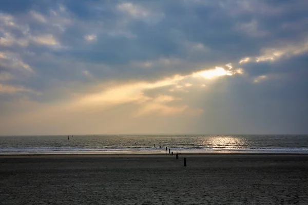 Güneşin Doğuşunda Bulutlu Bir Gökyüzünün Altında Sakin Bir Denizin Güzel — Stok fotoğraf