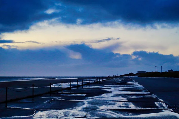 Een Prachtig Zonsondergang Landschap Aan Het Strand Met Een Veiligheidsbarrière — Stockfoto