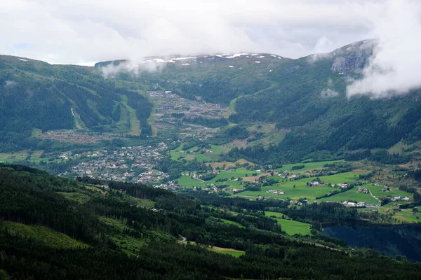 Uma Paisagem Colinas Cobertas Vegetação Nevoeiro Vossevangen Noruega — Fotografia de Stock
