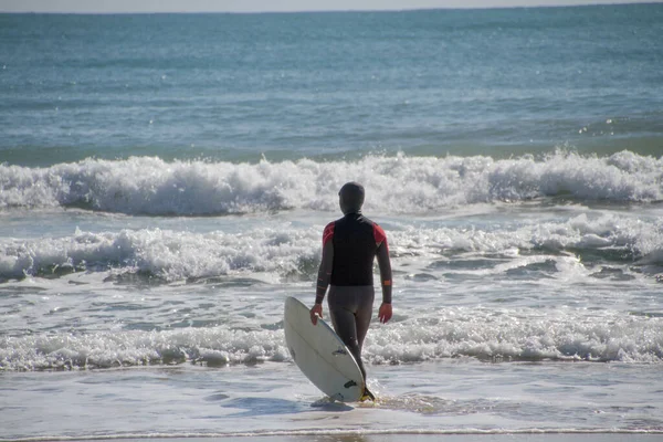 Surfista Que Lanza Mar Para Disfrutar Las Olas Mediterráneo Español —  Fotos de Stock