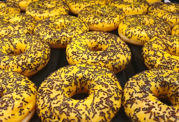 Süße Leckere Donuts Einem Tablett — Stockfoto