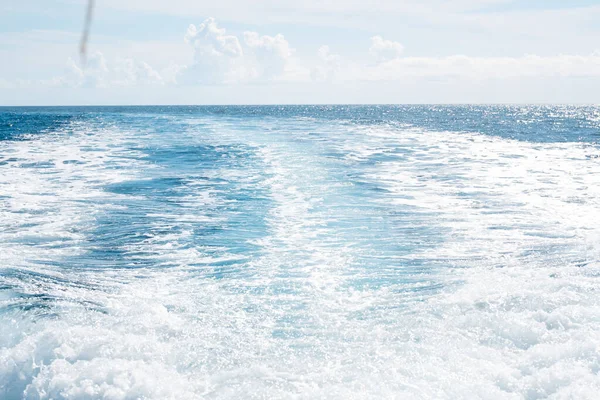 Крупный План Волн Синем Море Спидботом — стоковое фото