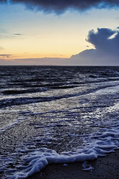 Vertikal Bild Skummande Vågorna Havet Och Molnig Solnedgång Himlen — Stockfoto