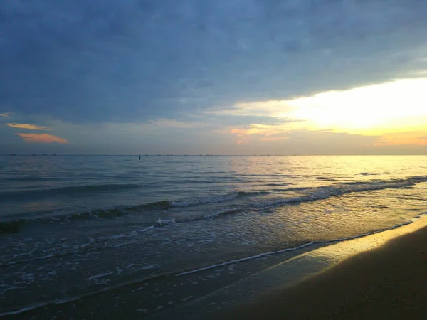 日落时分 在多云的天空下 海滩上被大海环绕的风景 — 图库照片