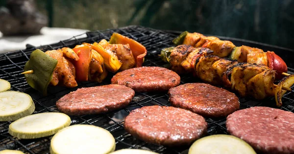 Close Vegetais Fatiados Carne Costeletas Hambúrguer Fogo Churrasco — Fotografia de Stock