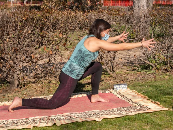 Una Mujer Morena Haciendo Clases Yoga Parque Día Soleado Con —  Fotos de Stock