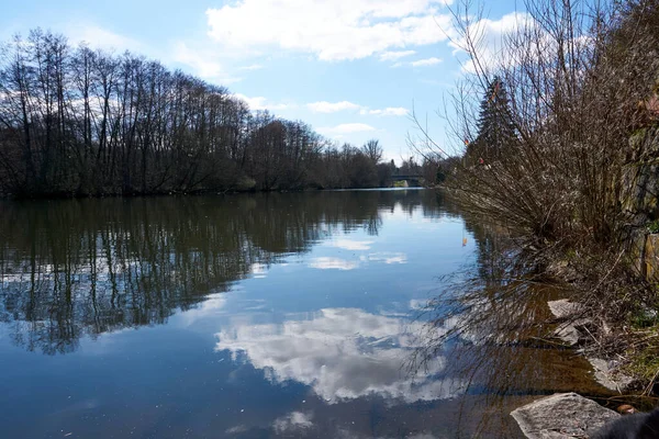 Une Belle Vue Sur Lac Une Rivière Réfléchissante Entourée Arbres — Photo