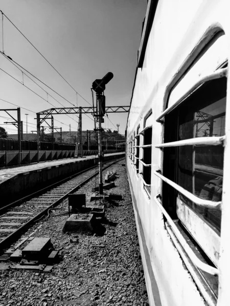 窓に反射する古い列車の垂直グレースケールショット — ストック写真