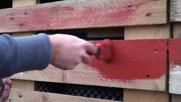 Eine Nahaufnahme Einer Person Die Die Holzplanken Mit Roter Farbe — Stockvideo