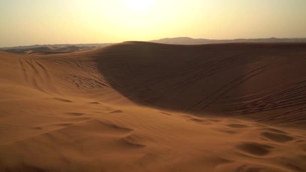 Désert Avec Magnifiques Vagues Sable Des Traces Pneus Voiture Dans — Video