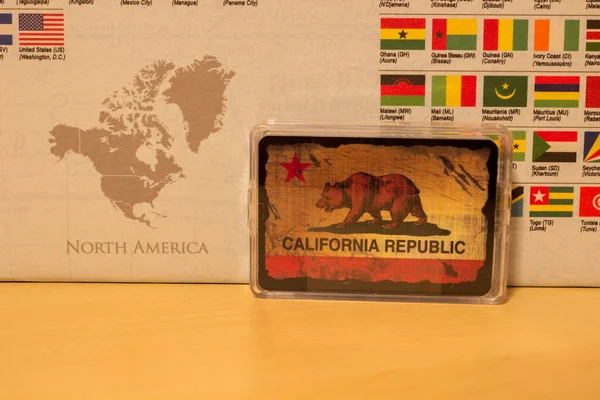 一种印有加利福尼亚共和国典型熊旗的卡片牌 — 图库照片