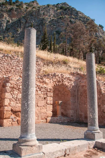 ギリシャのデルファイにあるアポロン神殿の古代の柱 — ストック写真