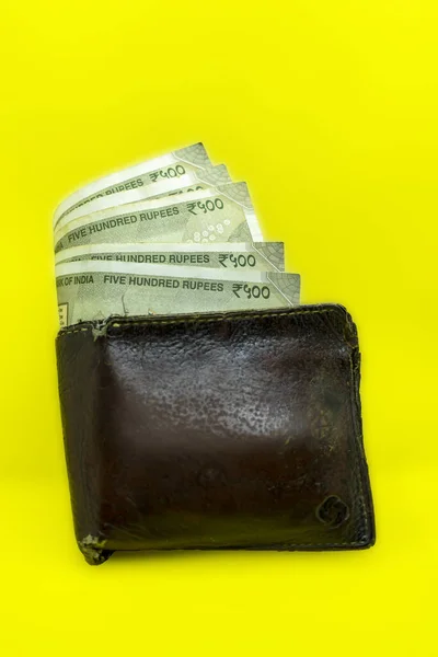 Вид Сверху Кожаный Бумажник Пятьюстами Рупиями Ярко Желтой Поверхности — стоковое фото