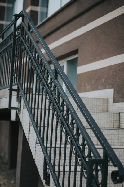 Μια Κάθετη Βολή Από Σιδερένιο Κάγκελο Στις Σκάλες — Φωτογραφία Αρχείου