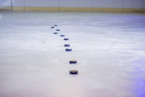 Gros Plan Rondelles Hockey Dans Une Rangée — Photo