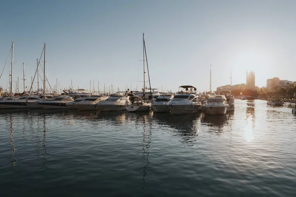 Uma Vista Panorâmica Dos Barcos Atracados Porto Espanha Com Sol — Fotografia de Stock