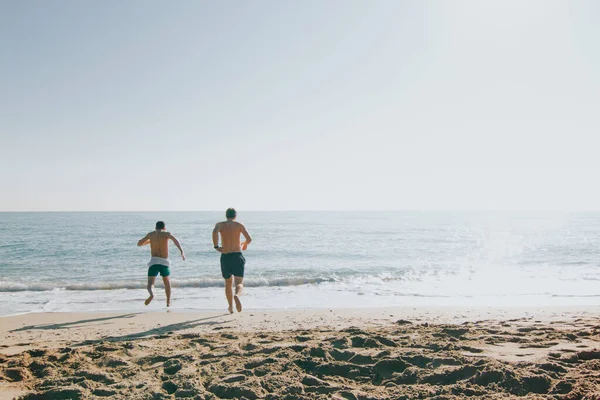 Veduta Posteriore Due Turisti Sesso Maschile Che Imbattono Nella Spiaggia — Foto Stock