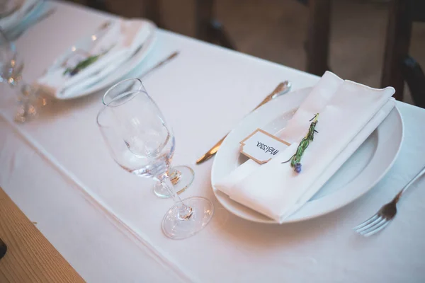 Close Uma Mesa Casamento Coberta Com Uma Toalha Mesa Branca — Fotografia de Stock