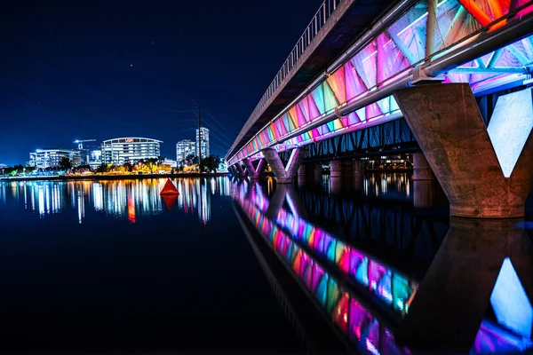 位于美国凤凰城帕帕果市的一个带有彩虹色大桥的淡水湖夜景 — 图库照片