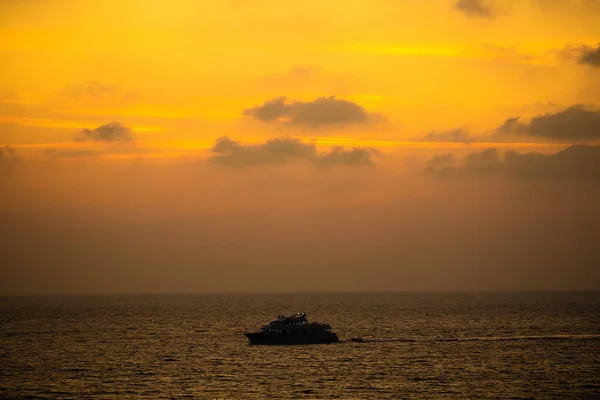 Sylwetka Statku Morzu Wspaniałym Zachodzie Słońca Ognia — Zdjęcie stockowe