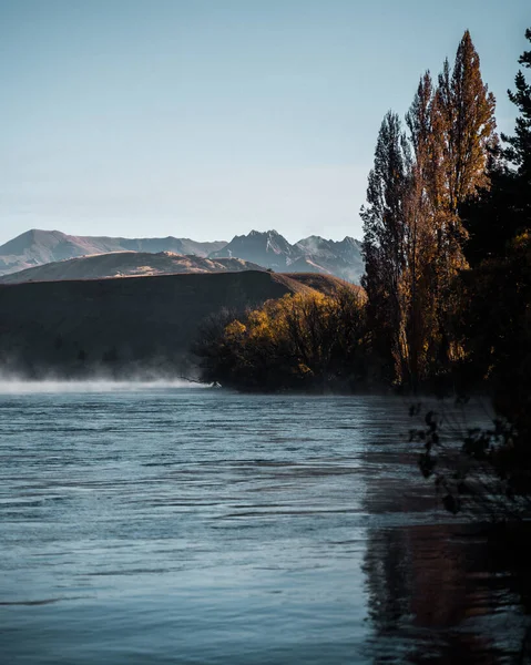 Hermoso Paisaje Lago Brumoso Con Montañas Capas Fondo Durante Amanecer — Foto de Stock