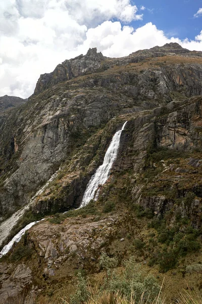 Vertikální Záběr Malého Vodopádu Huascaran National Park Huallin Peru — Stock fotografie